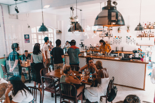integracje-z-posbistro-dla-sieci-gastronomicznych Wnętrze restauracji z gośćmi, ilustrujące możliwości integracji POSbistro dla nowoczesnych sieci gastronomicznych.