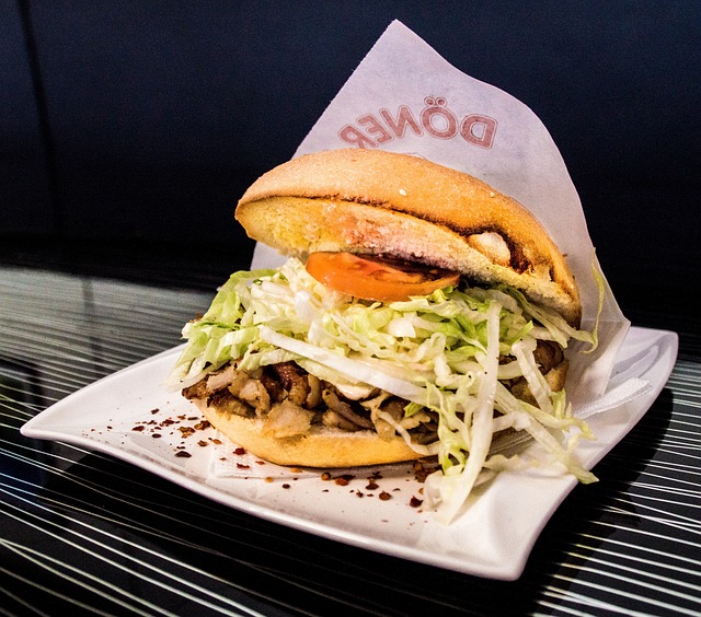doner kebab na talerzu w kebabowni z systemem pos