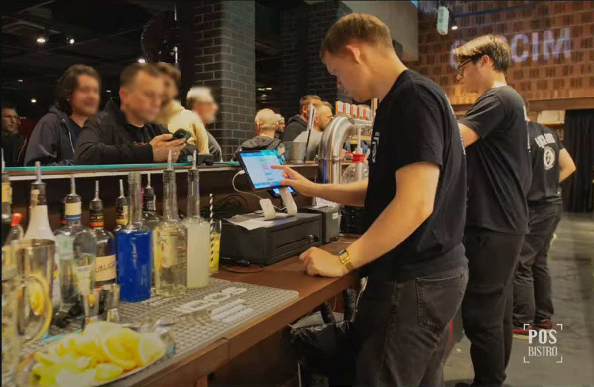 obsługa gości w klubie za pomocą systemu POSbistro przez barmanów