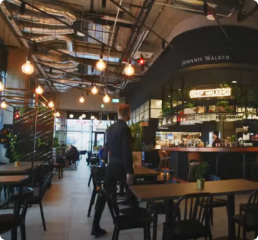 Wnętrze restauracji Współwinii, korzystającej z systemu POSbistro do mobilnej obsługi, kontroli i zarządzania zamówieniami online.