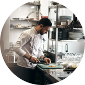 skuteczne-zarzadzanie-kuchnia-posbistro Kucharz pracujący w profesjonalnej kuchni, korzystający z systemu POSbistro do zarządzania procesami w lokalu gastronomicznym.