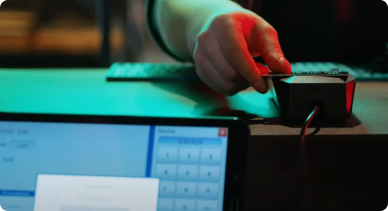 system-pos-do-restauracji-terminal-płatniczy System POS do restauracji z terminalem płatniczym na ladzie