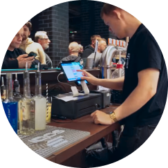 zarzadzanie-sprzedaza-w-barze-posbistro Barman korzystający z systemu POSbistro do obsługi klientów i zarządzania sprzedażą w barze.