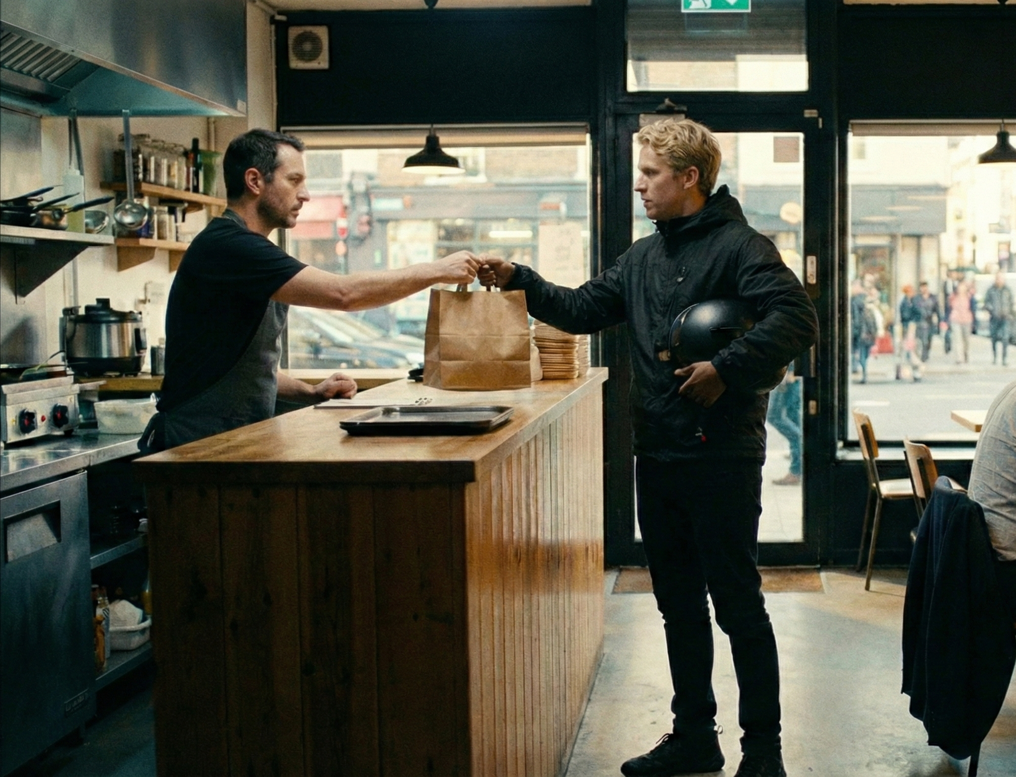 Kurier odbiera zamówienie od restauratora w restauracji która korzysta z POSbistro i jest zintegrowana ze Stavą.